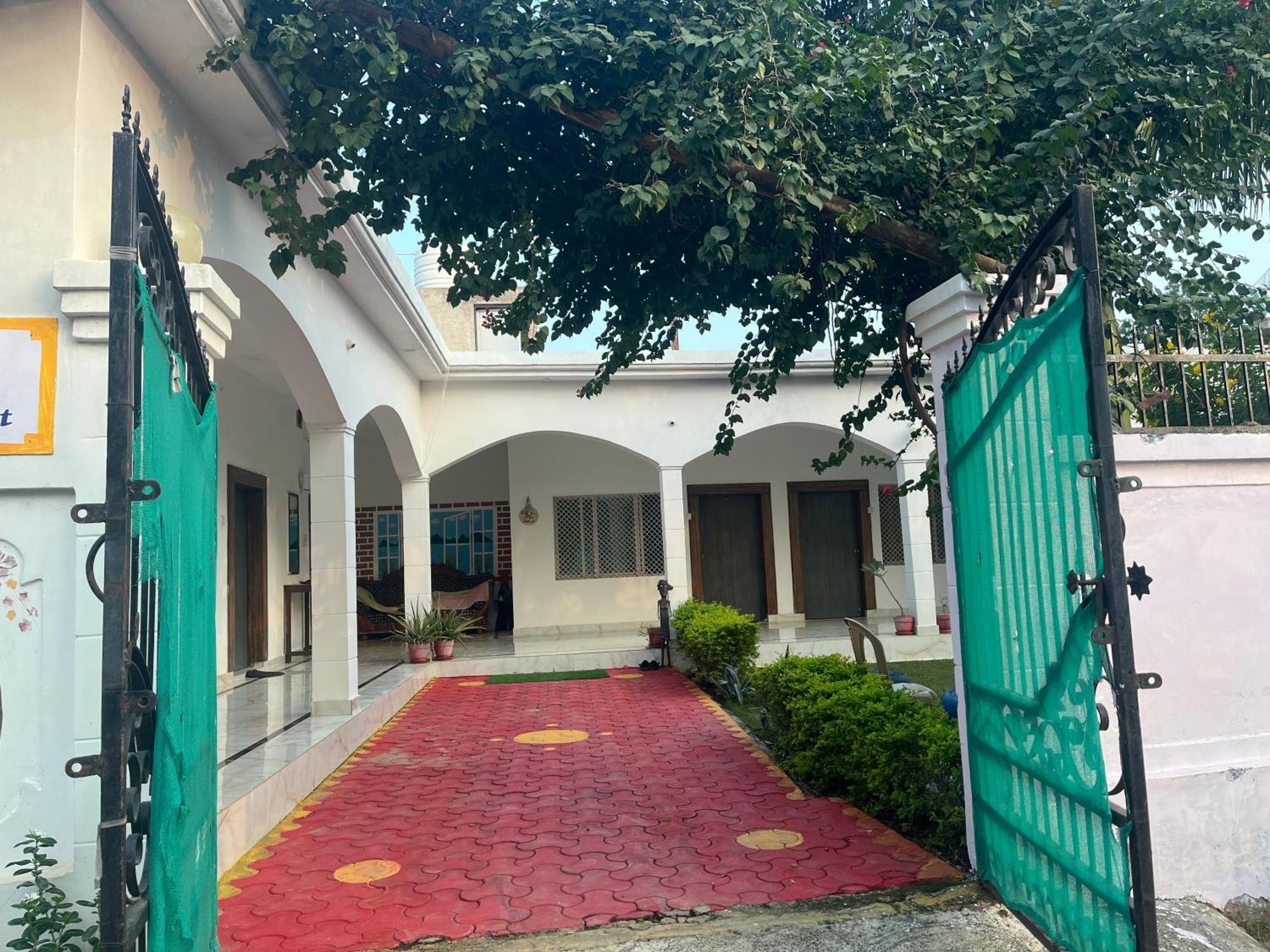 Sunrise Bed & Breakfast Khajurāho Exterior foto