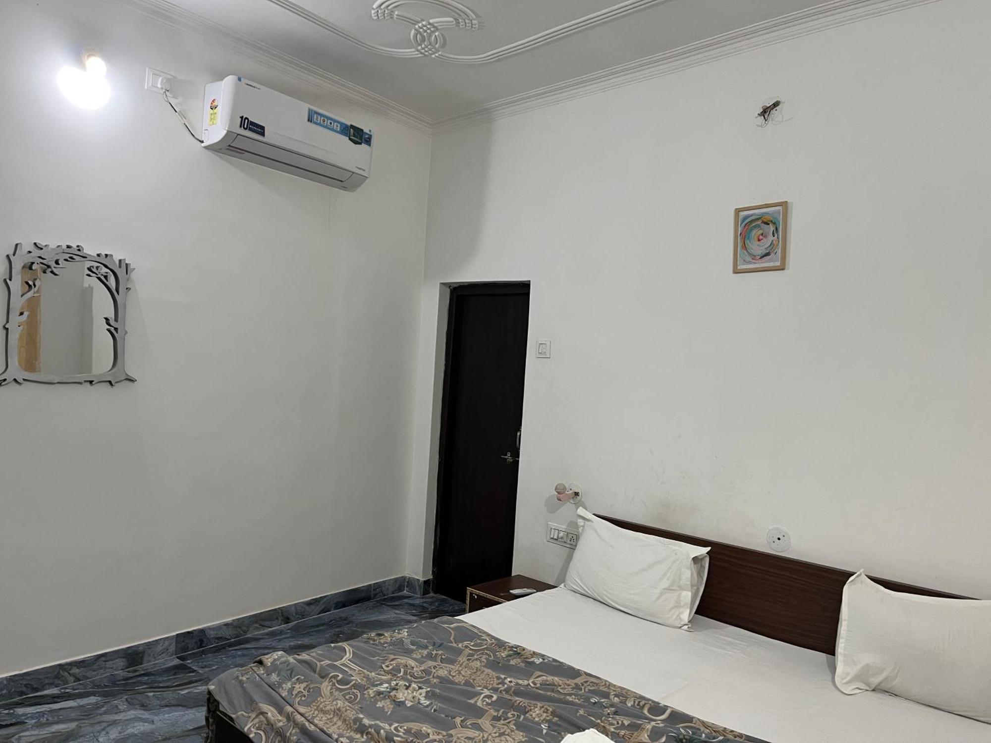 Sunrise Bed & Breakfast Khajurāho Exterior foto